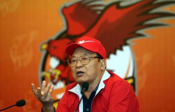 配查网 84岁大佬疑自曝遭儿子儿媳逼宫，深埋80后记忆中的品牌塌房了？
